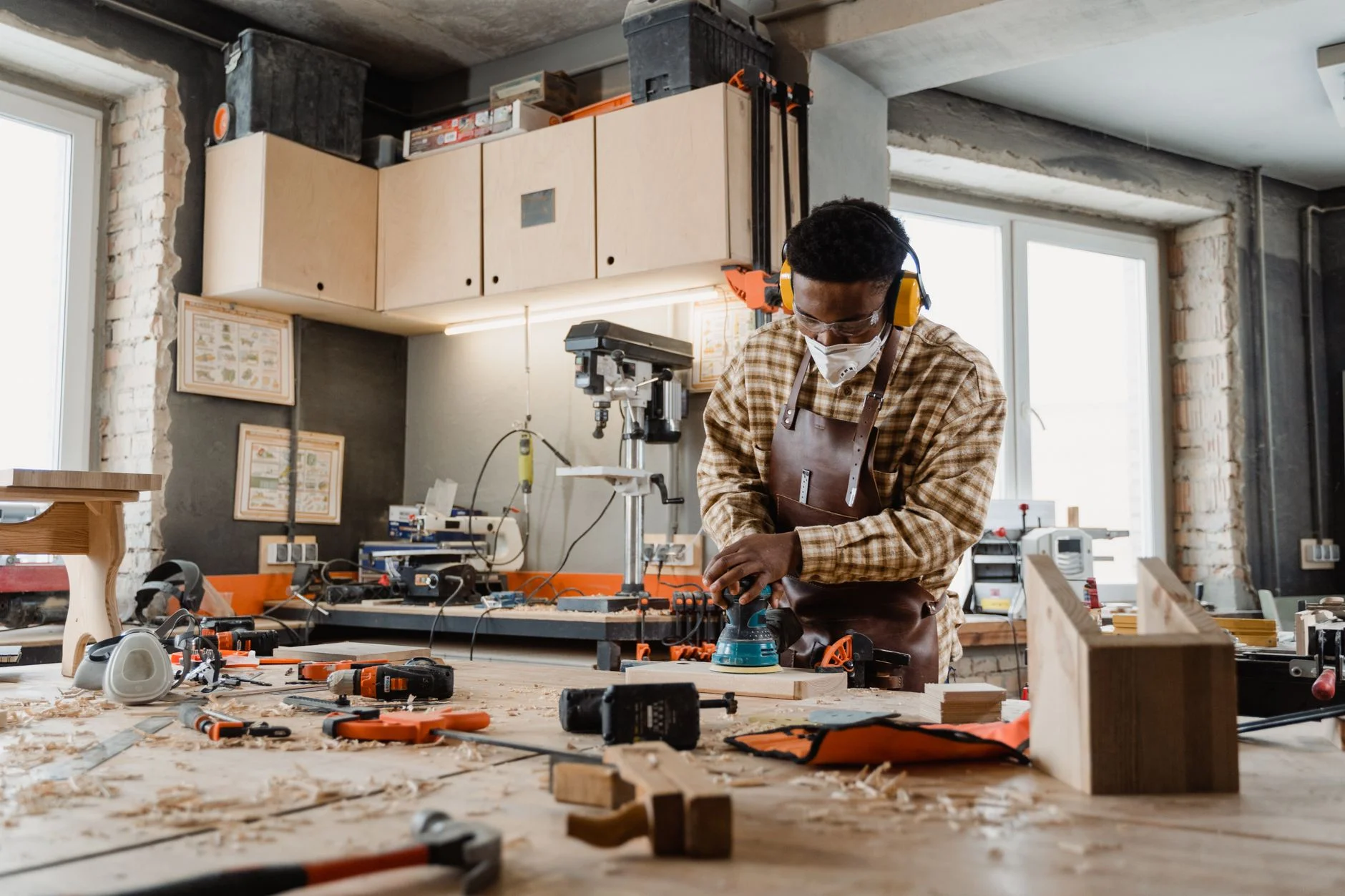 A skilled craftsman working with tools in a well-equipped woodworking workshop. – Foto: Tima Miroshnichenko / Pexels